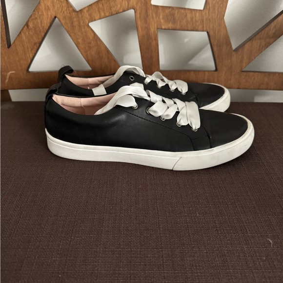 Nest used like a new women's low top platform sneaker in black/ - Picture 6 of 10